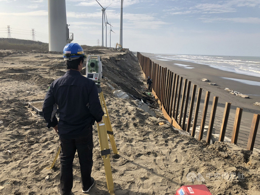 桃園市蘆竹濱海地區2座風力發電機組,日前因海岸侵蝕導致地基掏空、電纜受損而故障,台電再生能源處陸域風電廠10日晚間指出,已緊急搶修,預計一週後可完成護岸作業。(台電再生能源處陸域風電廠提供)中央社記者吳睿騏桃園傳真 108年12月10日