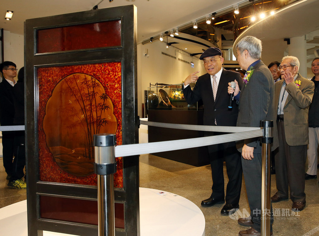 國立台灣工藝研究發展中心台北當代工藝設計分館推出「霜賢峻偉-人間國寶王清霜家族漆藝特展」,展出王清霜家族三代漆藝作品,行政院長蘇貞昌(前右3)10日出席展覽開幕式,並現場欣賞屏風作品。中央社記者郭日曉攝 108年12月10日