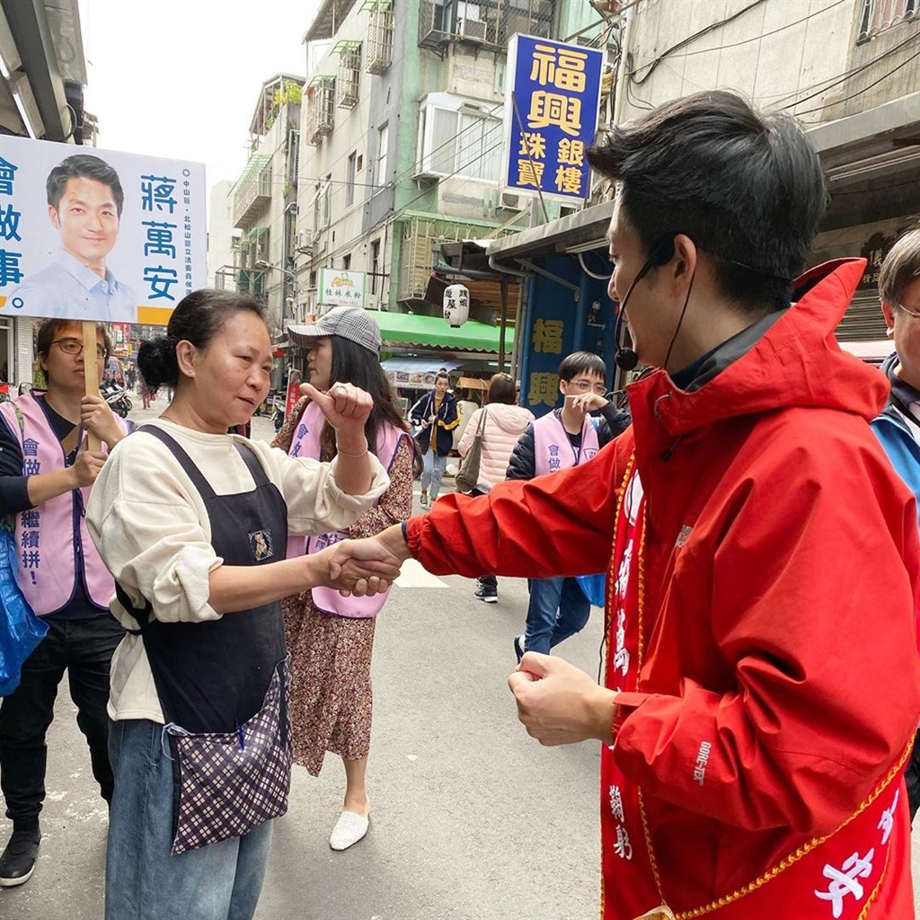 國民黨立委蔣萬安(右)10日早上到松江市場拜票,支持者對他比讚。(圖取自蔣萬安IG網頁instagram.com/wanan.chiang)
