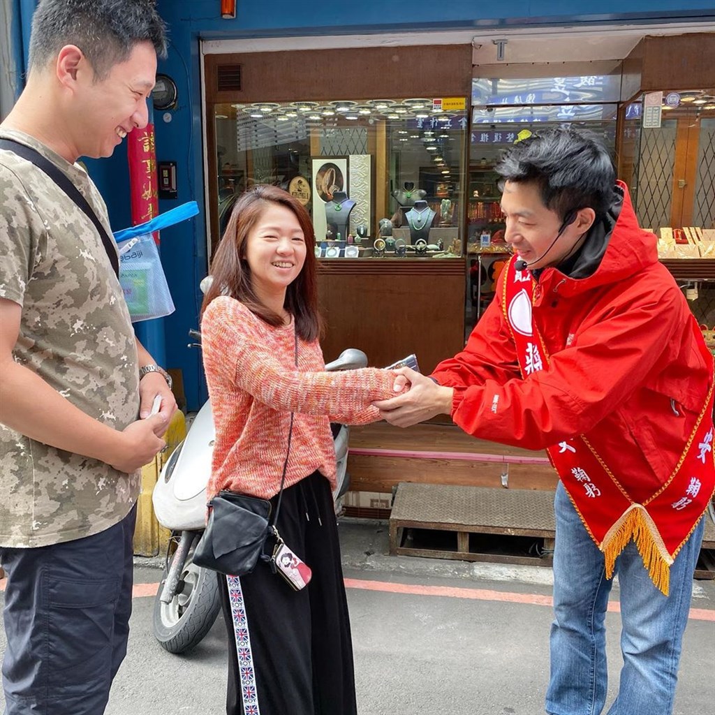 國民黨立委蔣萬安(右)10日早上到松江市場拜票,並與現場民眾握手。(圖取自蔣萬安IG網頁instagram.com/wanan.chiang)