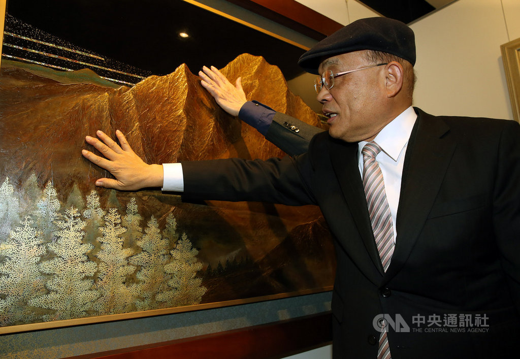國立台灣工藝研究發展中心台北當代工藝設計分館推出「霜賢峻偉-人間國寶王清霜家族漆藝特展」,展現人間國寶王清霜一家三代的作品,呈現家族各具特色的漆藝創作美學。行政院長蘇貞昌(圖)10日出席開幕式,並現場欣賞精彩作品。中央社記者郭日曉攝 108年12月10日