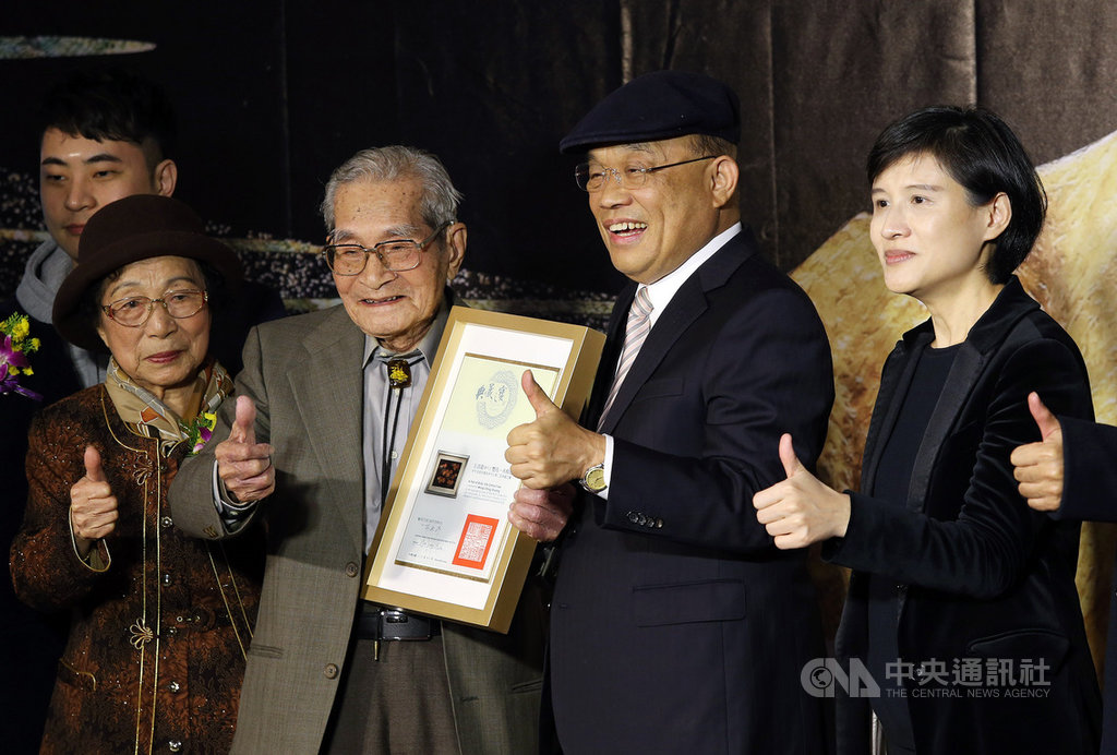 國立台灣工藝研究發展中心台北當代工藝設計分館推出「霜賢峻偉—人間國寶王清霜家族漆藝特展」,展出王清霜(右3)家族三代漆藝作品,行政院長蘇貞昌(右2)、文化部長鄭麗君(右)10日出席展覽開幕式。中央社記者郭日曉攝 108年12月10日