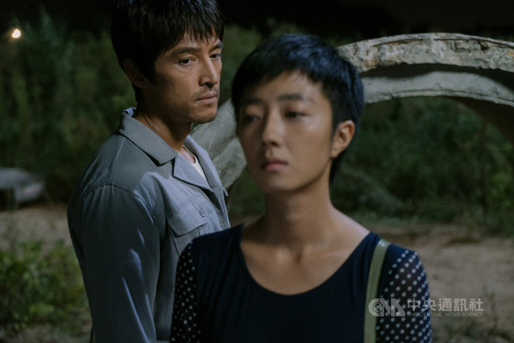 女星桂綸鎂(前)在中國電影「南方車站的聚會」中飾演風塵女子,雖然拍攝期間頻頻生病,但她仍抱病演出,甚至在現場意外被燙傷,也堅持完成拍攝,讓中國男星胡歌(後)深深敬佩她的敬業。(甲上娛樂提供)中央社記者洪健倫傳真 108年12月10日