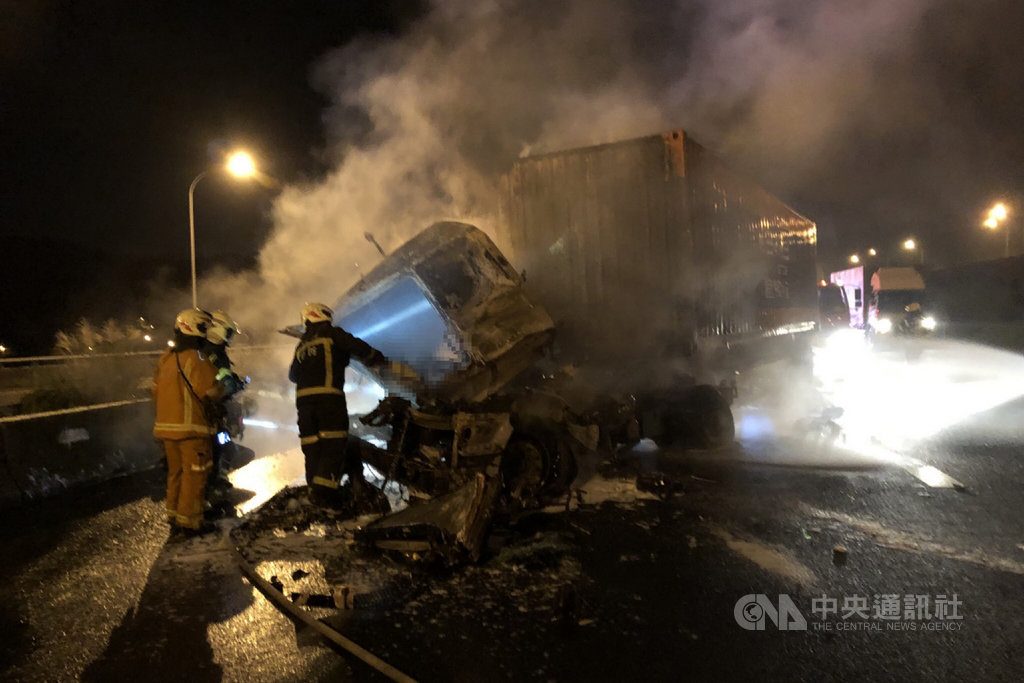 國道中山高速公路北上45公里處,10日凌晨近4時發生車禍事故,一輛貨櫃車頭起火燃燒,造成歐姓駕駛的妻子及1歲多的女兒不幸身亡。(桃園市政府消防局提供)中央社記者吳睿騏桃園傳真 108年12月10日