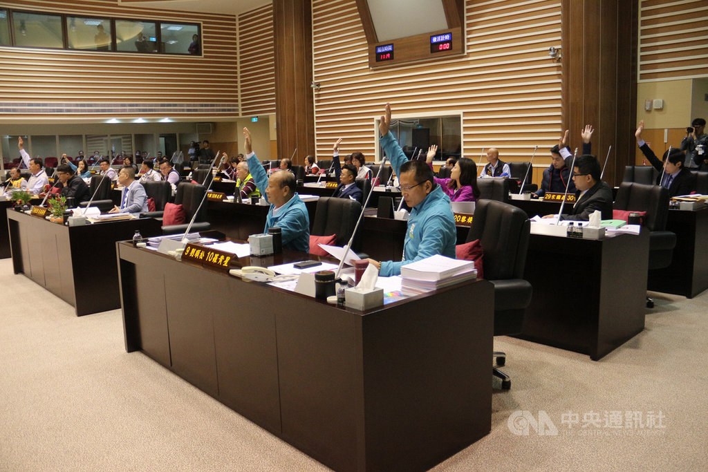 苗栗縣議會10日三讀通過109年度苗栗縣總預算案。儘管在野黨議員在審查會階段對多筆預算保留發言權或主張刪除,仍不敵國民黨人數優勢,創下連續26年縣府預算分文未刪紀錄。中央社記者管瑞平攝 108年12月10日