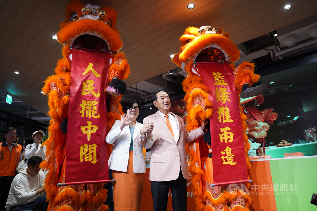 親民黨總統參選人宋楚瑜(前右)與副總統參選人余湘(前左)全國競選總部10日在台北市正式開張,祥獅獻瑞表演後,眾人高喊「藍綠推兩邊,人民擺中間」的口號。中央社記者徐肇昌攝 108年12月10日