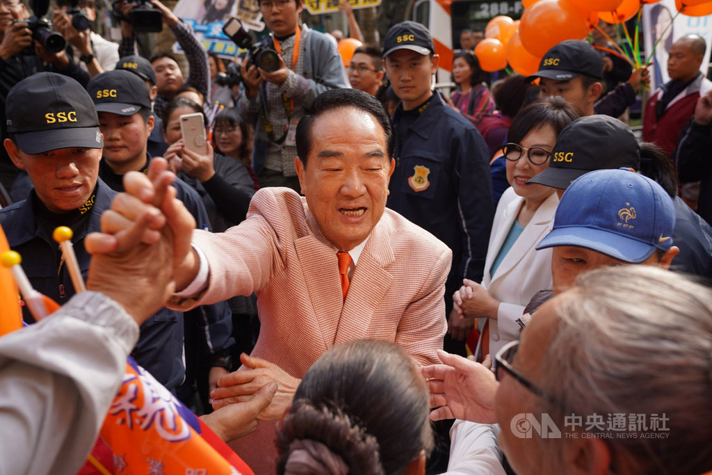 親民黨總統參選人宋楚瑜(中)10日下午在台北出席全國競選總部成立大會,與支持者握手致意。中央社記者徐肇昌攝 108年12月10日