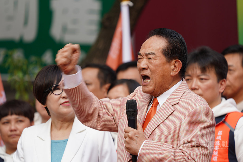 親民黨總統參選人宋楚瑜(前右)全國競選總部10日在台北市正式成立,他出席致詞時情緒激昂。中央社記者徐肇昌攝 108年12月10日