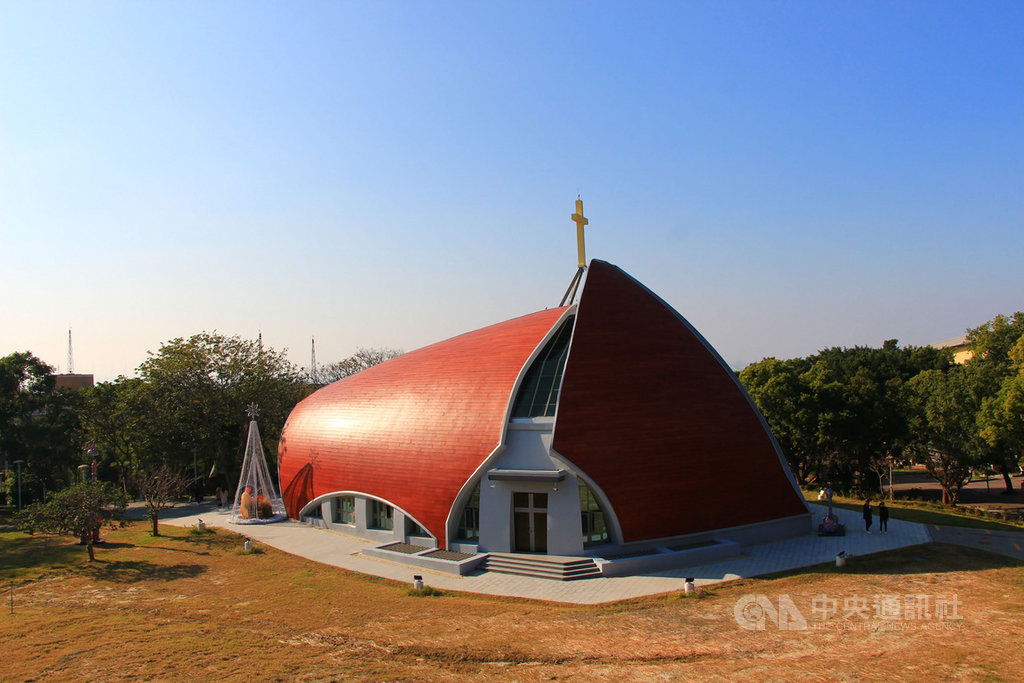 靜宜大學新建的「主顧聖母堂」由4個弧形牆結構組成,與屋頂上方玻璃十字架連結,外觀結合魚、竹子與竹筍等意象,象徵聖經「五餅二魚」寓意及竹子的謙虛、氣節等精神。中央社記者蘇木春攝 108年12月10日
