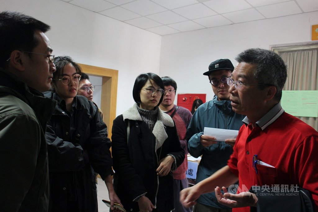 金門縣文化局10日召開文資審議會,討論金沙戲院是否持續列冊保留。縣議員董森堡(左)、敬土豆文化工作室共同創辦人王苓(前右3)等人力求保留。中央社記者黃慧敏攝 108年12月10日