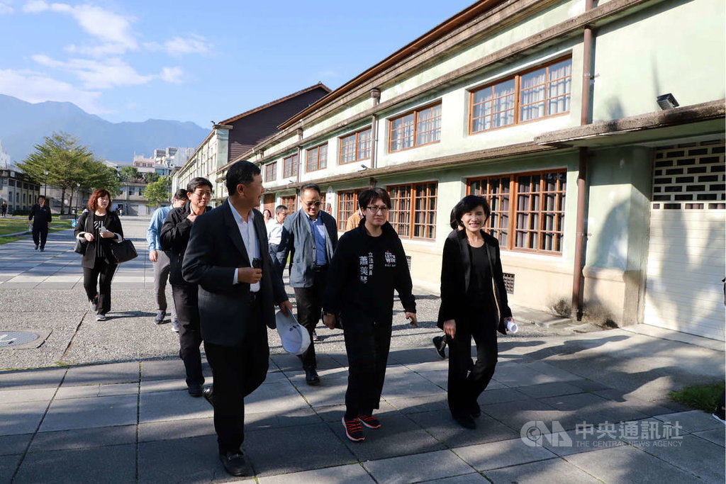 文化部長鄭麗君(前右)10日在行政院東部聯合服務中心執行長許傳盛(前左)及立委蕭美琴(前中)陪同下,訪視花蓮文創園區,並宣布文化部同步啟動花蓮文創園區轉型計畫。(文化部提供)中央社記者鄭景雯傳真 108年12月10日