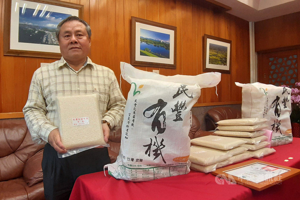 宜蘭63歲老農游建富(圖)10日捐贈3000公斤自種的有機米給宜蘭縣物資銀行,他近4年來已捐出超過2萬公斤,游建富表示,希望拋磚引玉,呼籲大家共同關心弱勢。中央社記者沈如峰宜蘭縣攝 108年12月10日