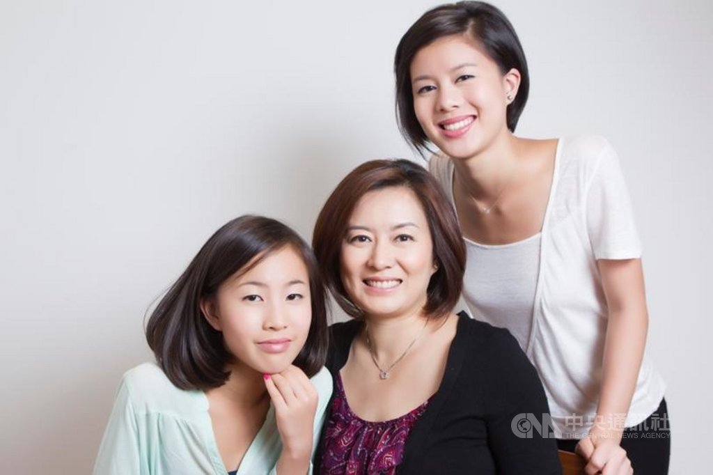 在美國戲劇界嶄露頭角的台灣女兒郭佳怡(右),創作以香港反送中為主題的舞台劇,用說故事讓不同族裔的人感受到香港追求民主的決心。(郭佳怡提供)中央社記者周世惠舊金山傳真 108年12月10日