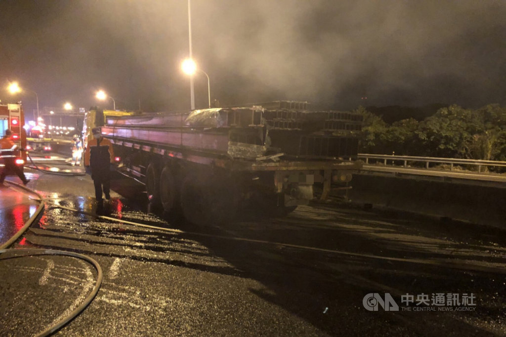 國道中山高速公路北上45公里處,10日凌晨近4時發生車禍事故,一輛貨櫃車頭起火燃燒,造成2死1傷慘劇。警方表示,現場4個車道,至上午8時只剩內側車道可通行,事故更造成後方回堵17公里,呼籲駕駛朋友改道。(桃園市政府消防局提供)中央社記者吳睿騏桃園傳真 108年12月10日