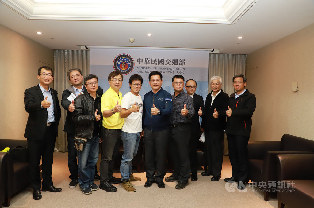 蘇花改及南迴公路拓寬改善路段即將通車,交通部正評估「長隧道通行機車條件」,交通部長林佳龍(右5)10日邀機車族共同參與討論。(交通部提供)中央社記者汪淑芬傳真 108年12月10日