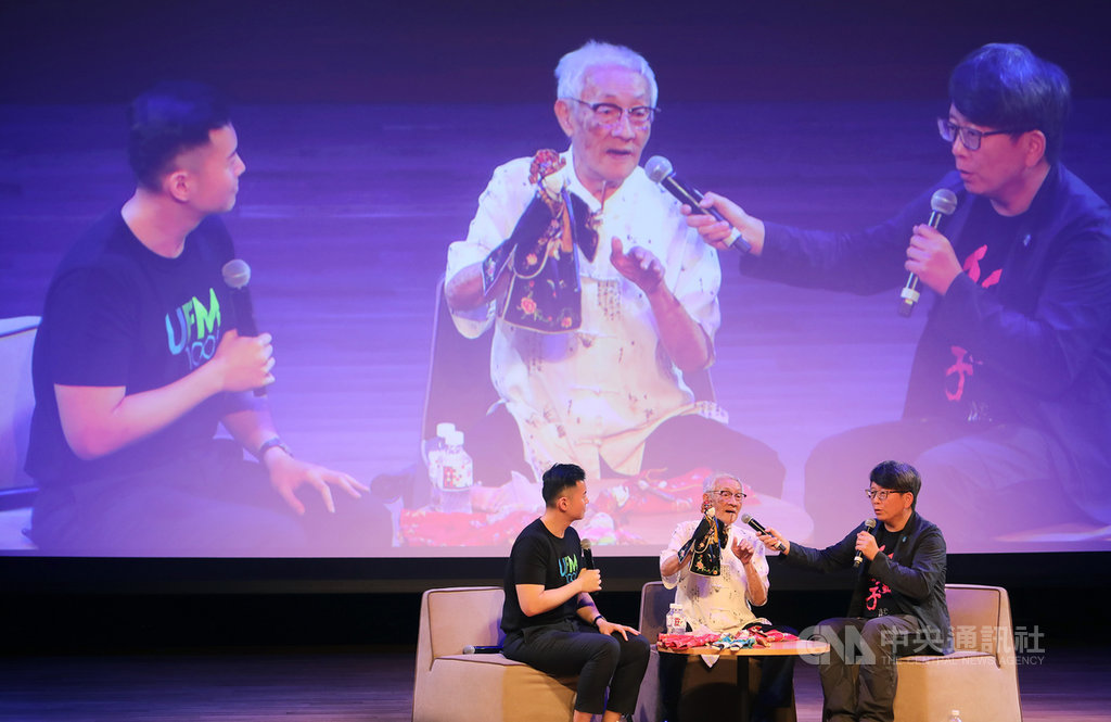 台灣導演楊力州(右)拍攝國寶級布袋戲大師陳錫煌紀錄片「紅盒子」,登陸新加坡播映,圖為陳錫煌(中)向新加坡戲迷分享傳統的布袋戲。中央社記者黃自強新加坡攝 108年12月10日