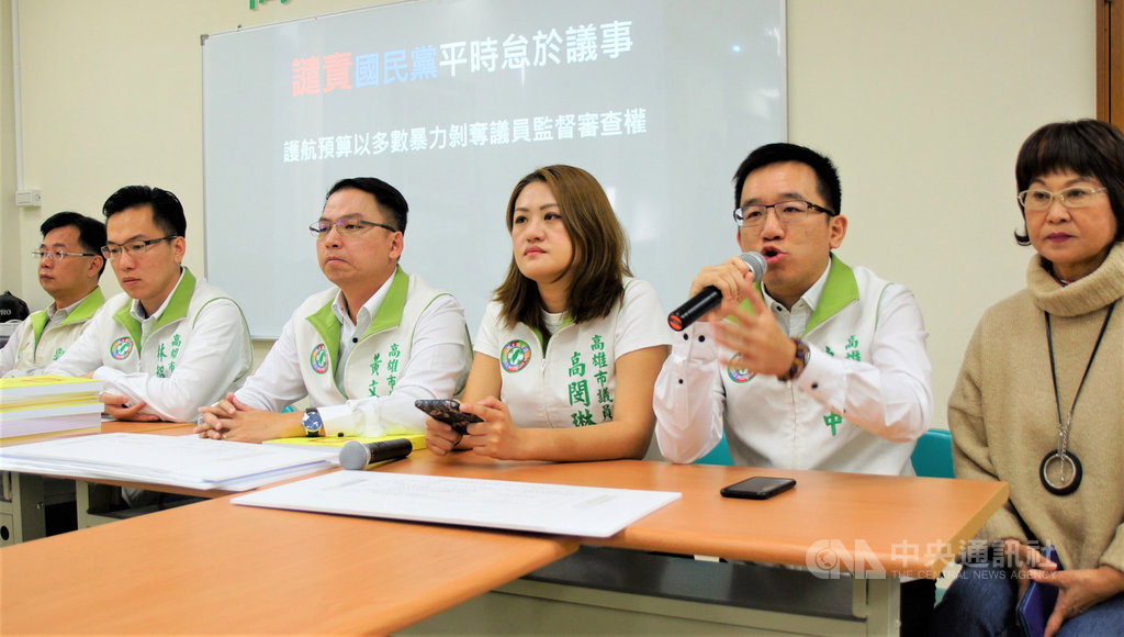 高雄市議會三讀通過高市府109年度總預算案,民進黨高雄市議會黨團10日舉行記者會,譴責國民黨議員以多數暴力護航,儼然成為「韓國瑜的人大會」。中央社記者程啟峰高雄攝 108年12月10日