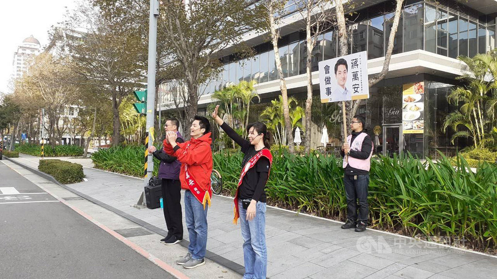 尋求連任的國民黨立委蔣萬安(前中)10日上午偕妻子石舫亘(前右)到街頭拜票,爭取選民支持。(蔣萬安競選團隊提供)中央社記者黃麗芸傳真 108年12月10日