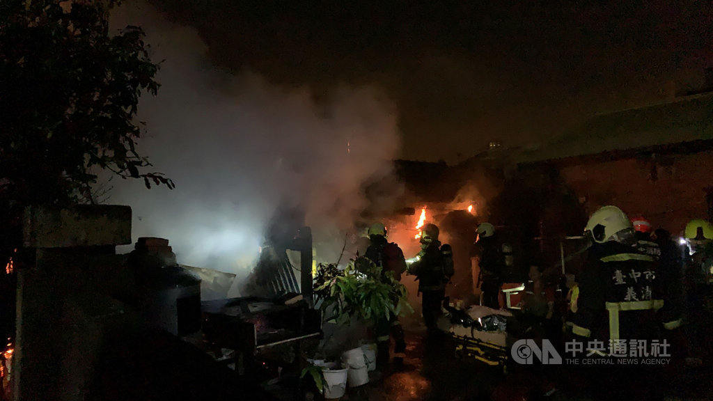 台中市龍井區一戶住宅10日發生火警,消防局獲報前往搶救,撲滅後在屋內發現1名婦人已明顯死亡,婦人的兒子則有二度約30%燒燙傷送醫救治。(台中市消防局提供)中央社記者蘇木春傳真 108年12月10日