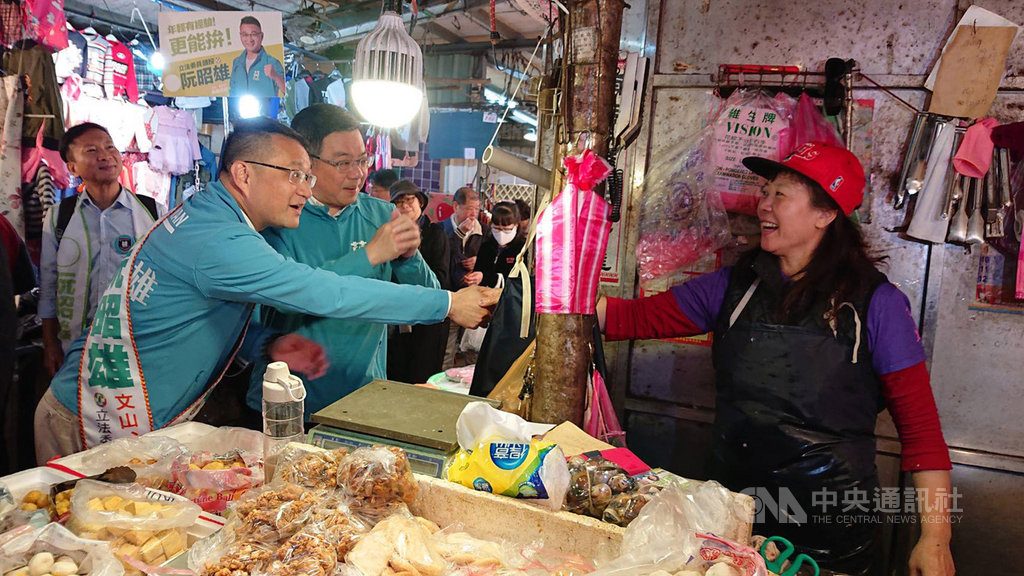 民進黨主席卓榮泰(中)10日陪同立委參選人阮昭雄(左)前往龍泉市場等地拜票,卓榮泰說,阮昭雄選情,這幾個月快速爬升,讓對手有一點點緊張,「這是台北市所有的現象,對手都蠻緊張的」。中央社記者葉素萍攝 108年12月10日