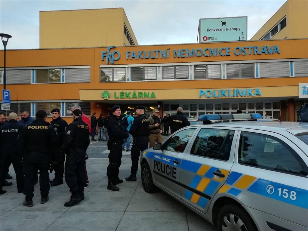 捷克東部奧斯特拉瓦市一所醫院10日驚傳槍擊,目前至少有6人死亡。(圖取自twitter.com/PolicieCZ)
