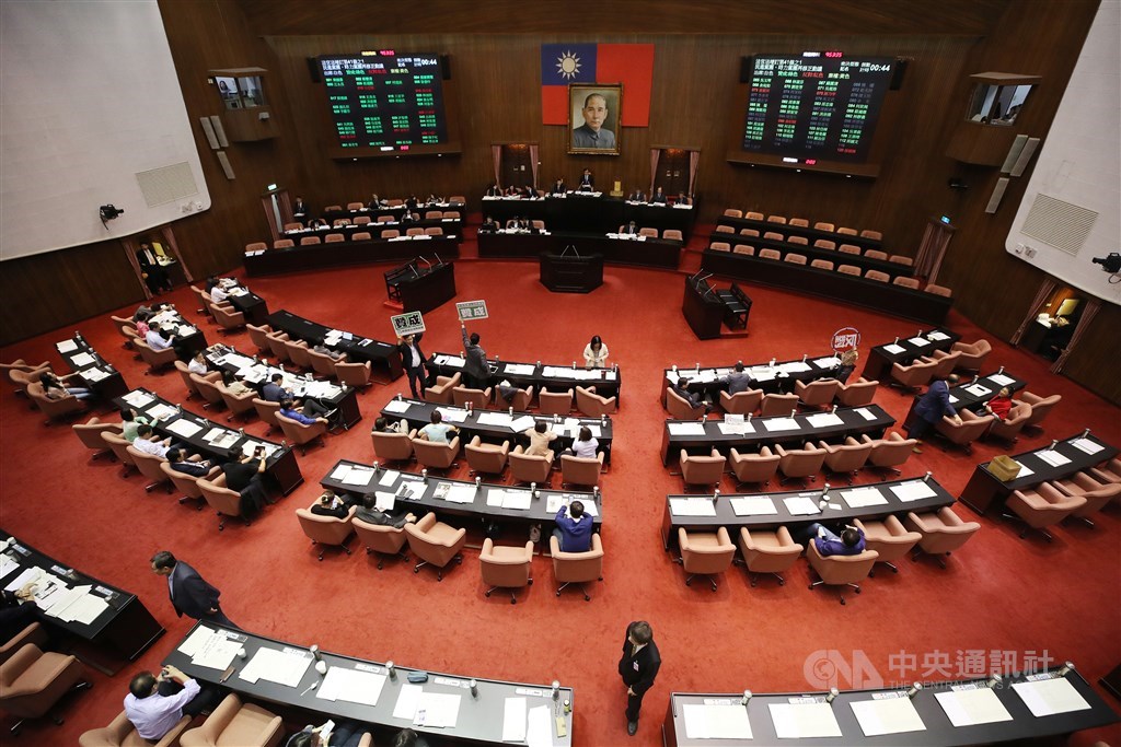 立法院會10日三讀修正通過考試院組織法部分條文,考試委員名額從19人改為7人至9人。(中央社檔案照片)
