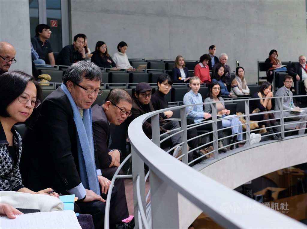 德國國會舉行與台灣建交請願案的公聽會,駐德代表謝志偉(左2)在旁聽席上專心聆聽。中央社記者林育立柏林攝 108年12月10日