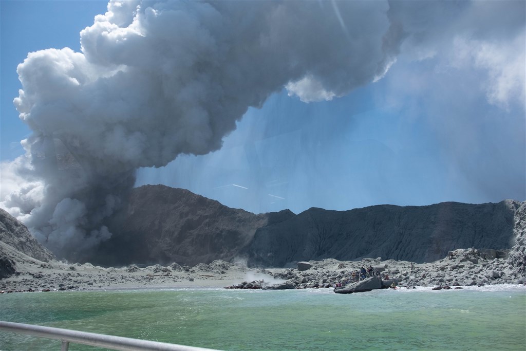 紐西蘭白島火山9日下午2時11分爆發,至少有16人喪生。(圖取自twitter.com/sch)