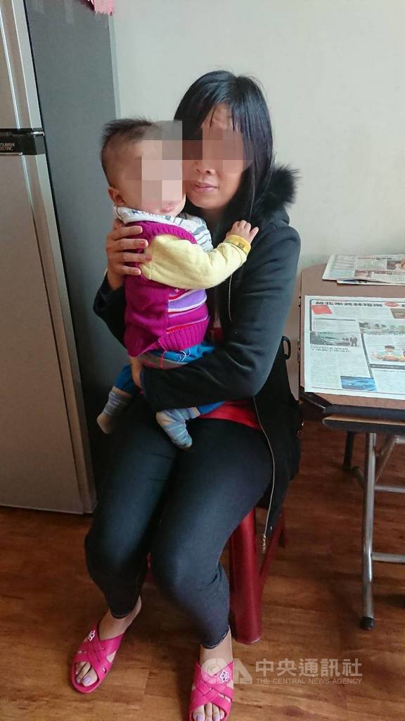 新竹縣一名獨自照顧身障母親與3名子女的楊姓單親媽媽(圖),因家中經濟出狀況,多個月來只能吃白飯配罐頭度日,無奈近日小兒子的奶粉、尿布用盡,卻又無能力購買,只好向外求援。(翻攝畫面)中央社記者魯鋼駿傳真 108年12月10日