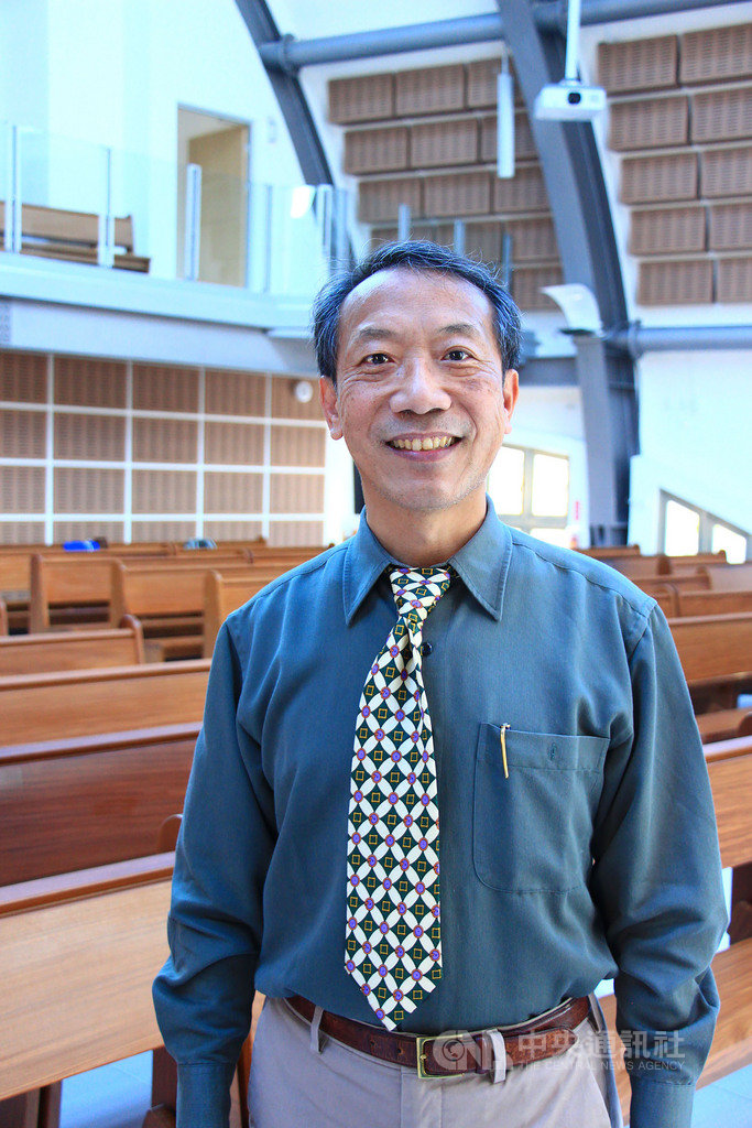 靜宜大學新建「主顧聖母堂」日前落成,校長唐傳義(圖)表示,靜宜大學是一所天主教大學,核心信仰就是敬天愛人,幫助學生思考過去、遙想未來,有一個教堂讓大家沉靜心靈,是校方最大希望。中央社記者蘇木春攝 108年12月10日