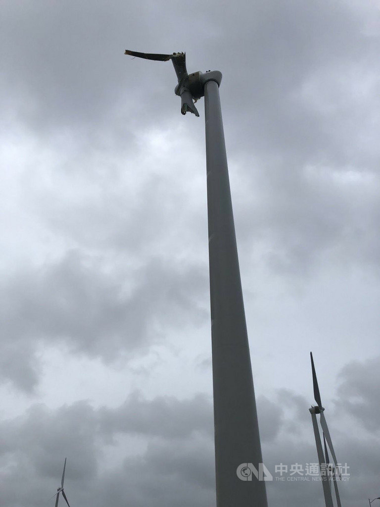 台電台中高美濕地的陸域風機葉片遭強風吹斷,初步評斷為設備故障,估損失約新台幣1000萬元,台電強調,整起葉片損壞事件屬於個案。(台電提供)中央社記者蔡芃敏傳真 108年12月10日