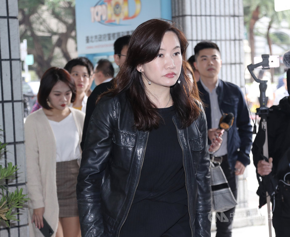韓國瑜競選總部總發言人王淺秋(前)10日前往北市警局報案,她指出,國民黨總統參選人韓國瑜抽出號碼後,竟然開始有人在臉書上惡意張貼假訊息留傳,教導選民務必要在選票上寫上名字,誤導選民使用錯誤的投票方式,影響選舉已公然觸法。中央社記者張皓安攝 108年12月10日