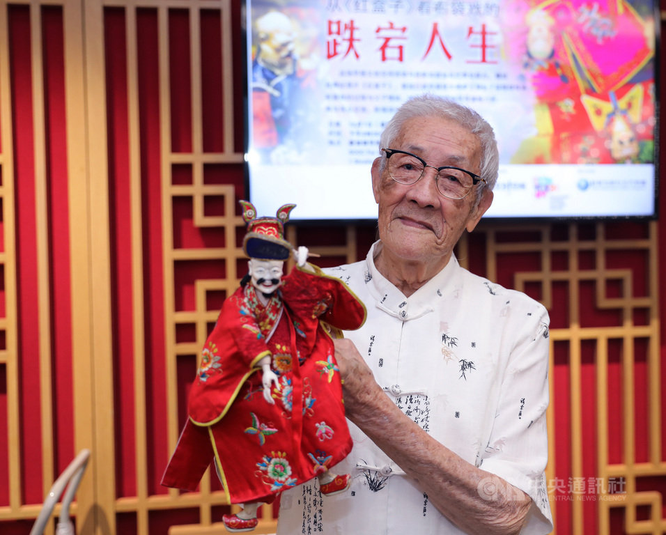 布袋戲大師陳錫煌示範如何以靈巧指法操控傳統布袋戲偶。中央社記者黃自強新加坡攝 108年12月10日