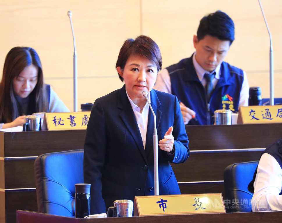 台中市政風處長懸缺多時,台中市長盧秀燕(前)10日在市議會答詢時表示,政風處人事一條鞭,是由中央派任,不同的首長送不同的名單來關說,她只是不願公開而已,「很難看啊!」中央社記者郝雪卿攝 108年12月10日
