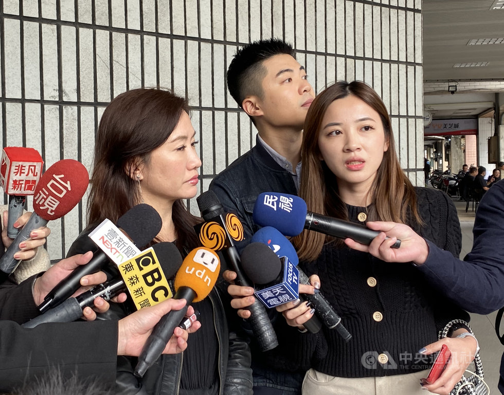 國民黨總統參選人韓國瑜競選辦公室總發言人王淺秋(左)10日到北市警局報案,指有網友流傳在選票上寫「韓」或「韓國瑜」等字樣才不會被作票,這些假訊息會影響選情,希望警方協助找出這些網路帳號並繩之以法。中央社記者黃麗芸攝 108年12月10日