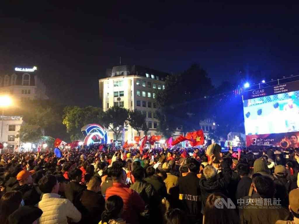 越南足球隊近2年來在南韓籍教練朴恒緒執教下,成績不斷進步。越南足球隊10日在第30屆東南亞運動會男足決賽以3比0打敗印尼隊,拿下金牌,創下60年來最佳成績。圖為越南球迷10日在公共場地聚會觀看比賽,為球隊打氣加油。中央社河內攝108年12月11日