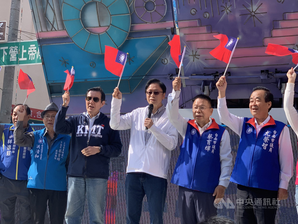 國民黨副總統參選人張善政(左4)和前總統馬英九(左3)11日抵達台南,輔選國民黨提名台南市第1選區立委參選人蔡育輝(右2),兩人在下營區上帝廟同框合體。中央社記者張榮祥台南攝 108年12月11日