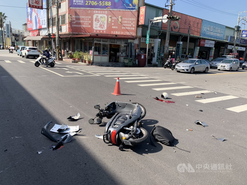 台中市西屯區環中路與廣福路口10日發生車禍,警方11日指出,林姓女大學生騎機車直行與左轉的轎車碰撞,機車嚴重毀損,林女被撞飛重摔,雖有戴安全帽送醫後仍傷重不治。(翻攝照片)中央社記者郝雪卿傳真 108年12月11日