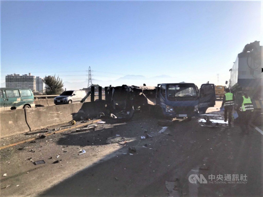 高雄市大寮區台88線快速公路11日發生連環車禍,一輛大貨車追撞前方6部車輛,現場車體零件噴飛至對向車道還波及一部來車,造成6人輕傷送醫。(警方提供)中央社記者程啟峰高雄傳真 108年12月11日