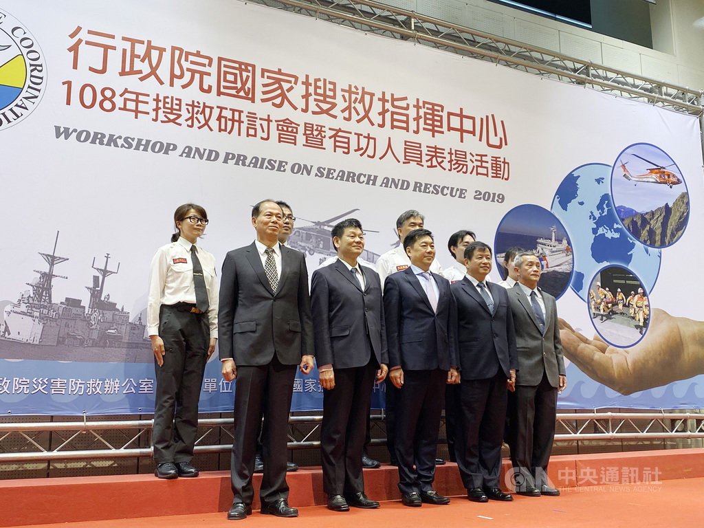 行政院國家搜救指揮中心11日表揚年度搜救有功人員,透過機關推選及學者專家評選,共計頒發來自陸、海、空等不同領域的20名搜救有功人員。中央社記者黃麗芸攝 108年12月11日