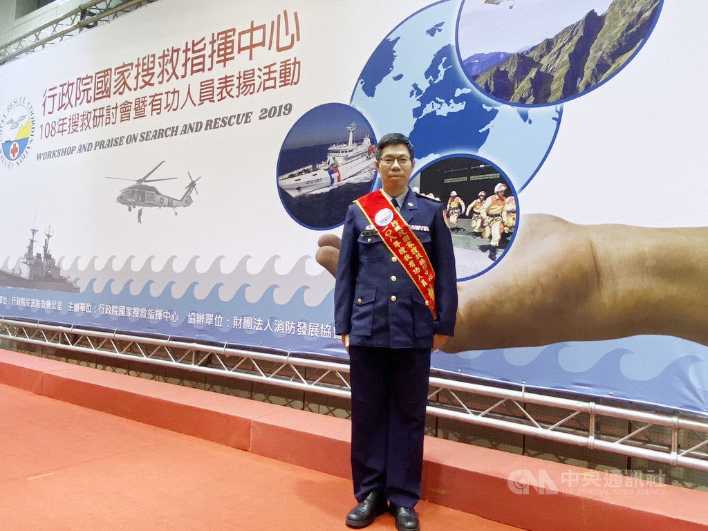 行政院國搜中心11日表揚年度搜救有功人員,海巡署協調官林文棋(圖)和農委會漁業署副組長王茂城協力成功處理2月間穩鵬號漁船喋血案,為年度最具代表性的跨海救援案例。中央社記者黃麗芸攝 108年12月11日