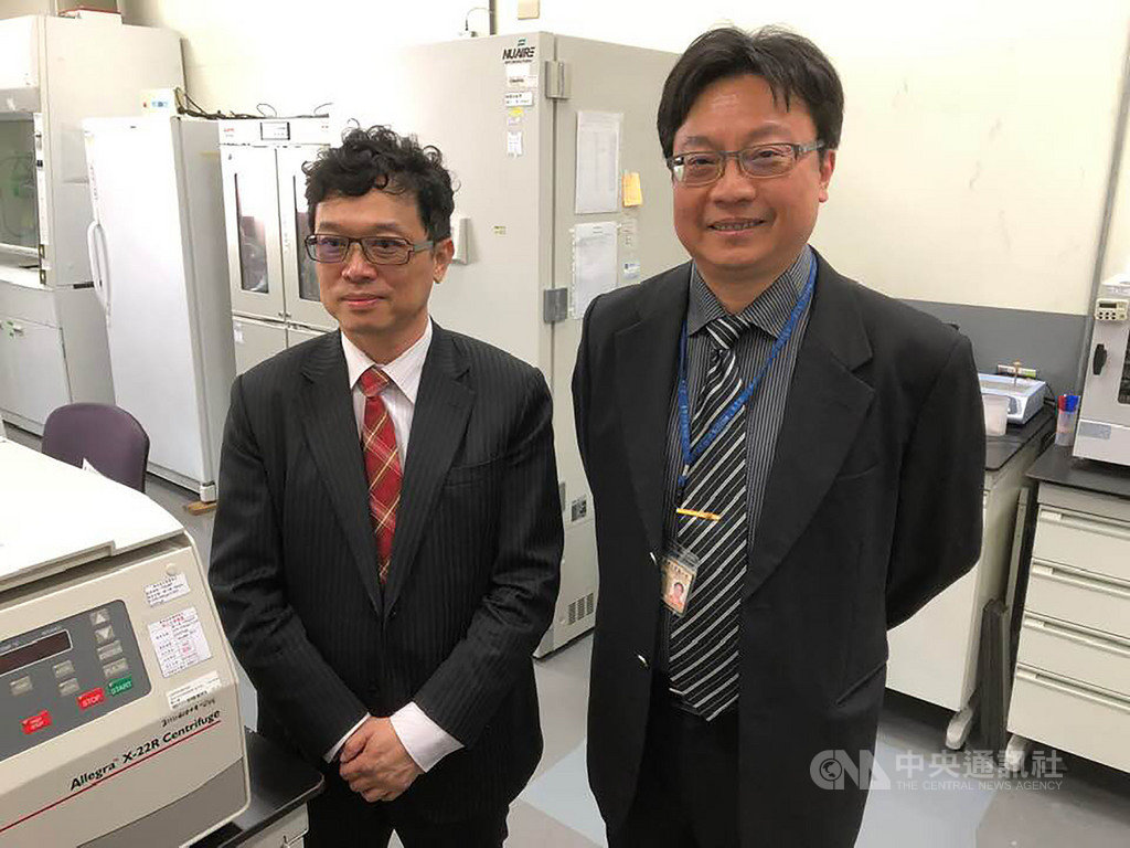 台灣大學醫學檢驗暨生物技術學系教授俞松良(右),帶著科技部次長謝達斌(左)與媒體記者,一同參觀藥物基因體實驗室,並講解實驗室的任務。中央社記者吳柏緯攝 108年12月11日