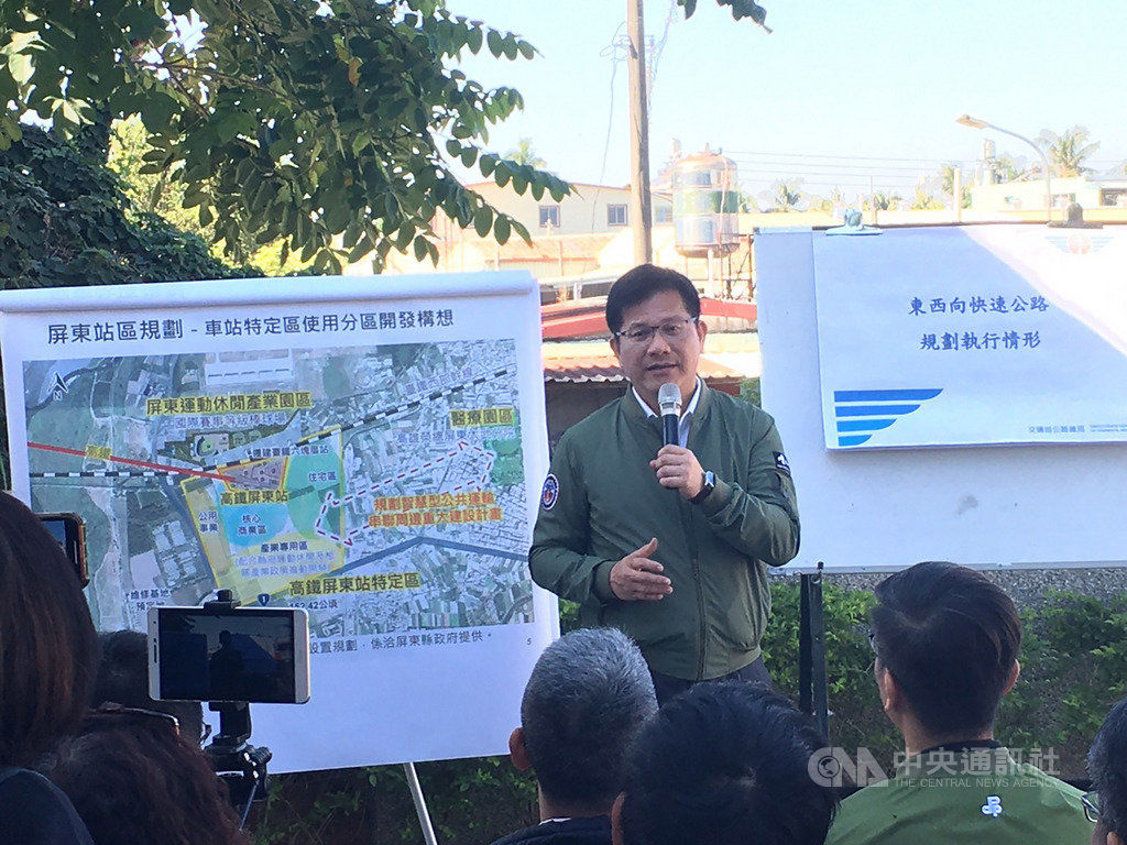 立法院交通委員會11日南下屏東考察,交通部長林佳龍(後)率鐵道局、公路總局等官員南下,在台鐵六塊厝站對東西向快速道路及高鐵六塊厝車站特定區規畫做簡報,林佳龍表示,未來高鐵屏東站(六塊厝站)將成高鐵和快鐵轉乘點,甚至可期待高鐵、台鐵及捷運3鐵共站。(鍾佳濱服務處提供)中央社 108年12月11日