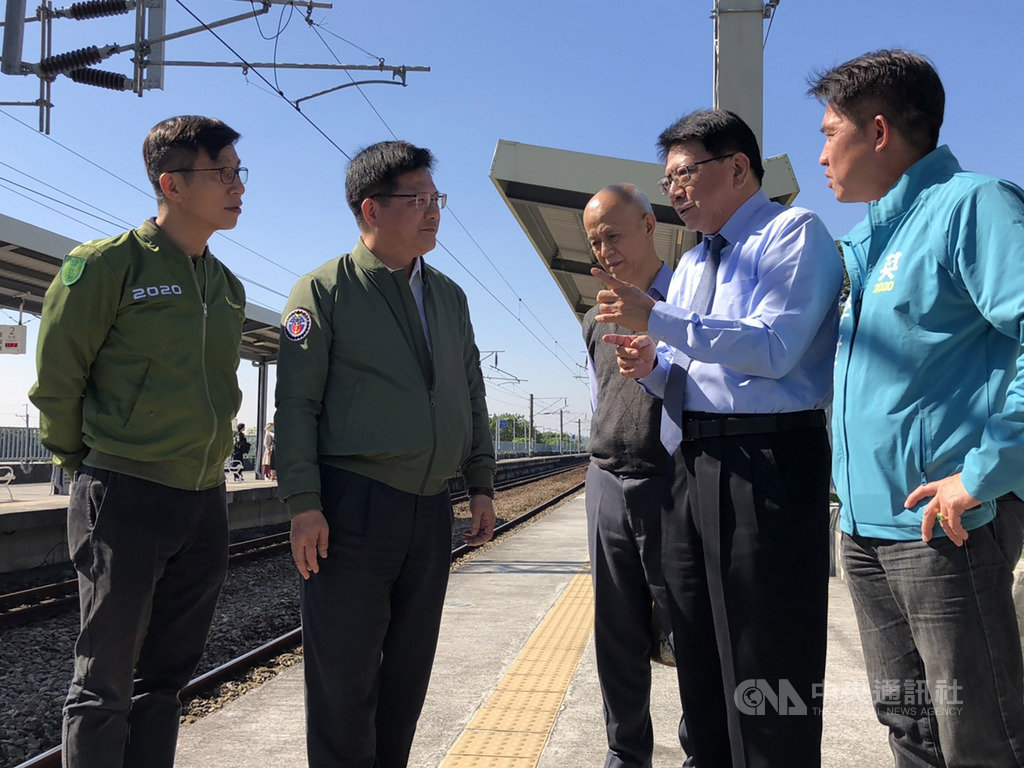 高鐵南延屏東定案,但從規畫到完工長達10年時程,交通部長林佳龍(左2)11日在屏東縣長潘孟安(右2)等人陪同下,視察台鐵屏東六塊厝車站時表示,會設法縮短時程。(鍾佳濱服務處提供)中央社 108年12月11日