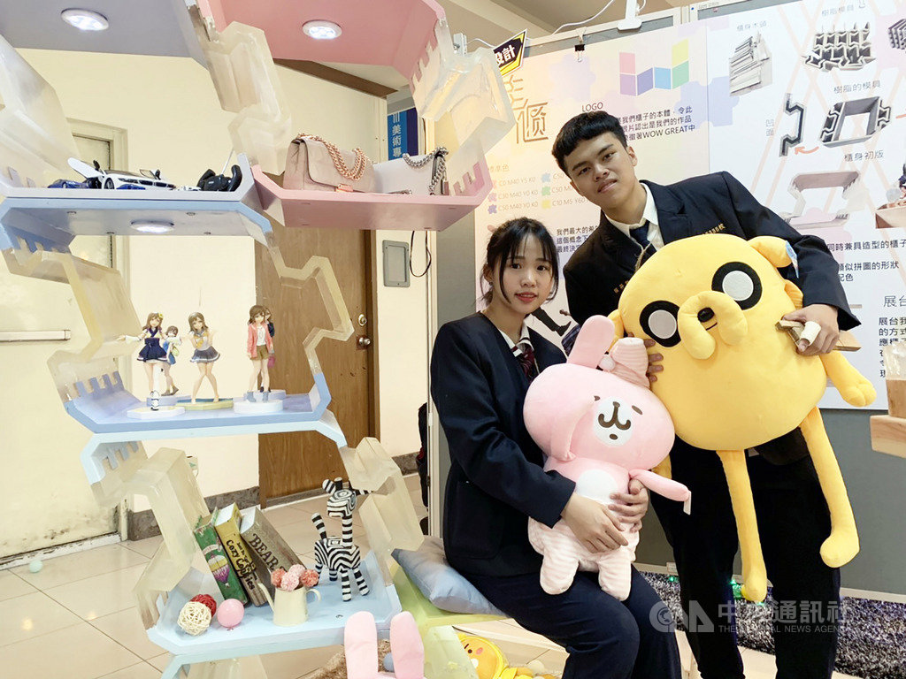 新竹市光復中學11日舉辦設計成果展,學生鄭孟庭(左)、倪邦誠(右)說,為讓空間能充分使用,團隊以積木堆疊組合為概念的彩色櫃子,能讓民眾自行組裝、收納物品,符合空間大小,也能作為椅子使用,功能多元化。中央社記者郭宣彣攝 108年12月11日