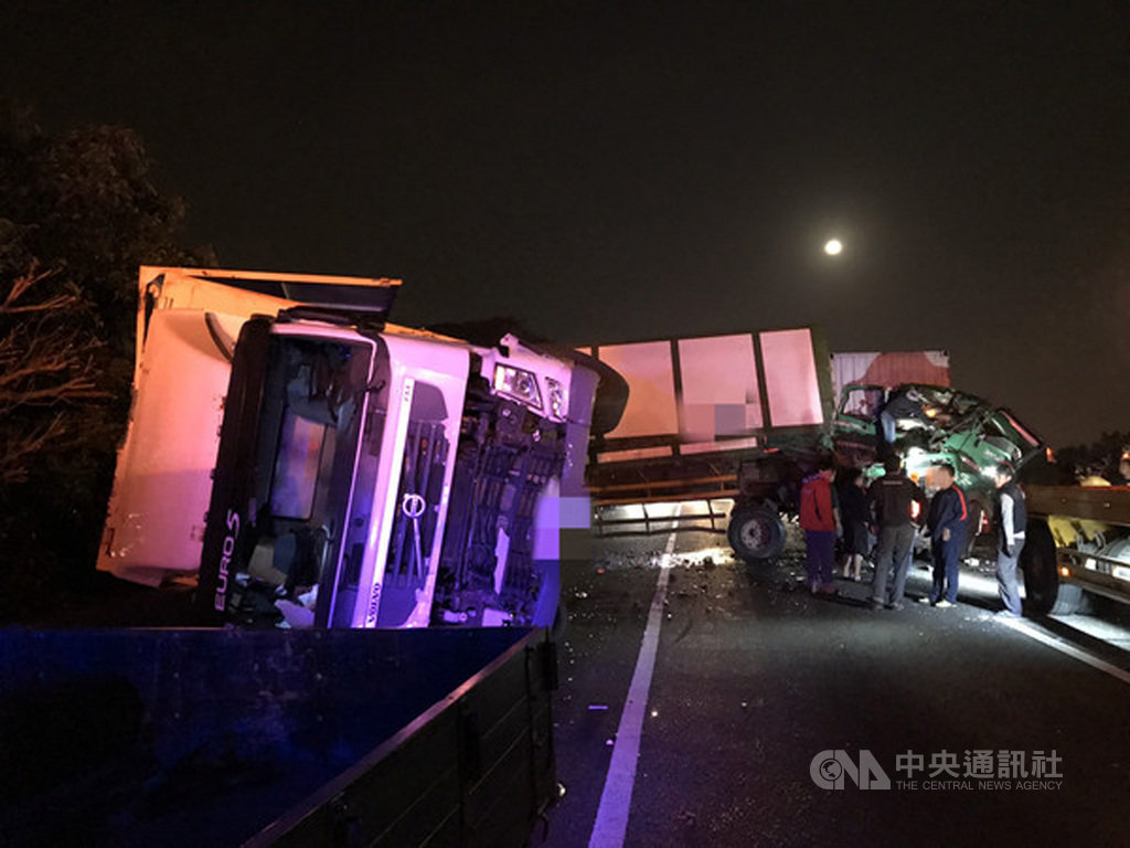 國道1號北上湖口路段11日凌晨發生2起車禍,一輛聯結車因故停放在路肩,被後方聯結車撞上,事故不久,又有另一輛聯結車因閃避不及追撞前方車輛,2起事故共造成2人死亡。(翻攝畫面)中央社記者郭宣彣新竹縣傳真 108年12月11日