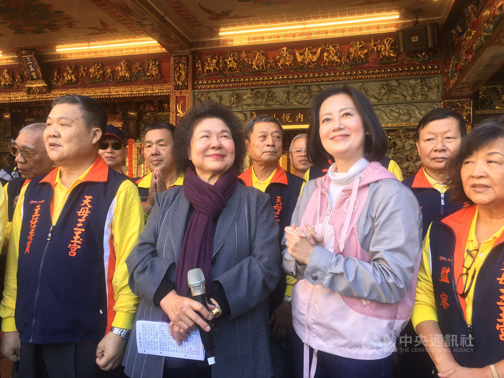 2020年選舉倒數,總統府秘書長陳菊(前左2)11日陪同民進黨台北市立委參選人吳思瑤(前右2)到天母三玉宮參拜祈福。陳菊說,幫吳思瑤輔選已先請假1小時,其他首長有空時也會輔選,但以公務為優先。中央社記者劉建邦攝 108年12月11日