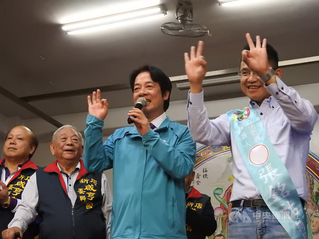 民進黨副總統參選人賴清德(右2)11日到新店與黨籍立委參選人張銘祐(右)赴咸亨宮參香祈福,兩人一起比出3號手勢,向鄉親拜票尋求支持。中央社記者王鴻國攝 108年12 月11日