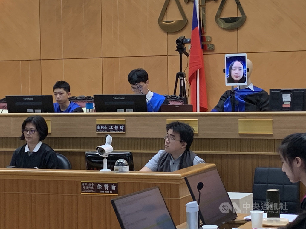 士林地方法院11日舉辦「逗陣繞法院」活動,以科技法庭特色及運作為主題,帶領來賓體驗最具臨場感的法庭觀摩與法庭模擬劇。現場也以網路連結iPad螢幕,讓擔任素人法官的行政院政務委員唐鳳以機器人法官遠距開庭。中央社記者蕭博文攝 108年12月11日