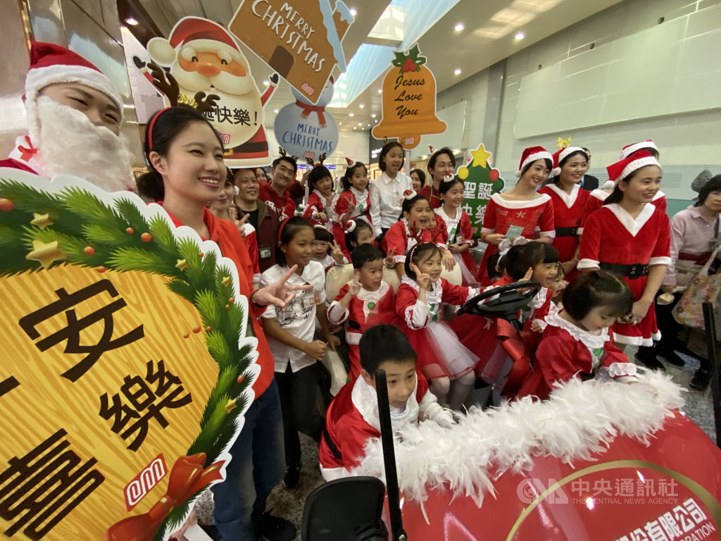 耶誕佳節腳步近,桃園國際機場11日充滿濃濃耶誕氣氛,18名可愛小天使搭著由電動車改裝的雪橇車,向旅客發送糖果並且報佳音,讓國內外旅客相當驚喜。中央社記者邱俊欽桃園攝 108年12月11日